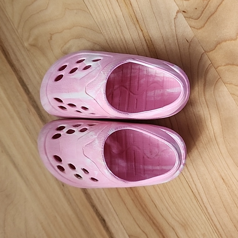 Pink croc like shoes toddler size 5